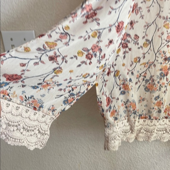 Floral Sheer Kimono with Lace Trim - Picture 3 of 4